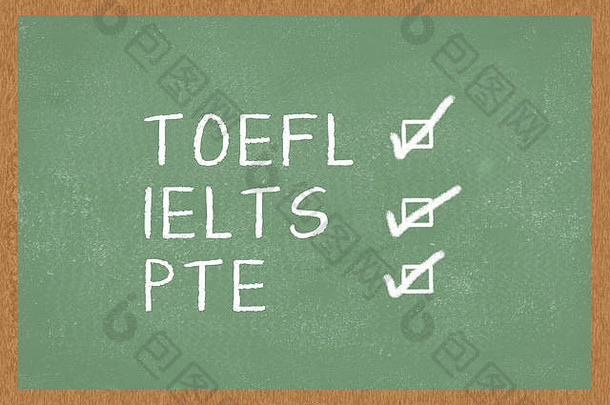 单词托福、雅思、PTE，在绿色黑板背景上打勾。英语作为外语考试