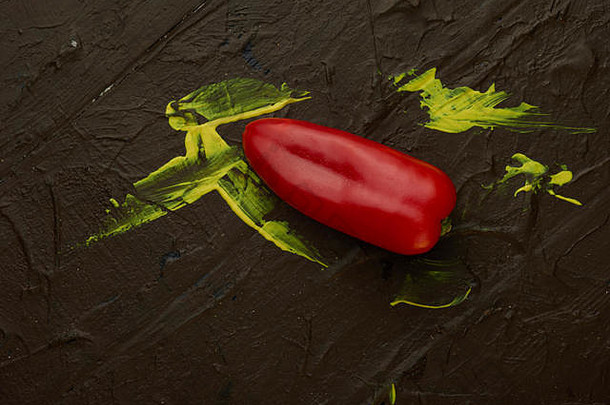 单红色的迷你甜蜜的胡椒黑暗背景黄色的斑点食物静物照片