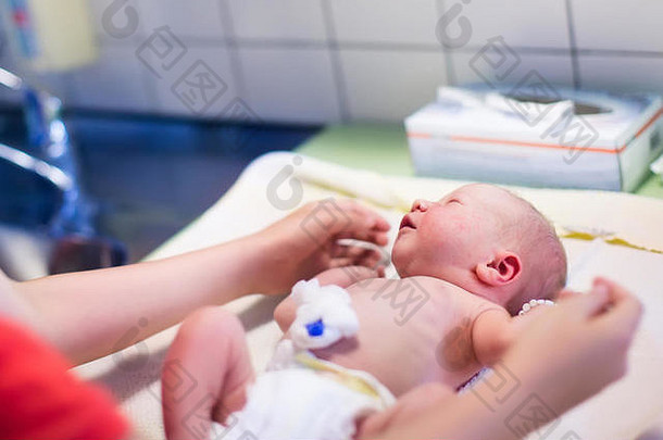 新生儿孩子洗检查出生医院出生婴儿脐绳夹海绵浴