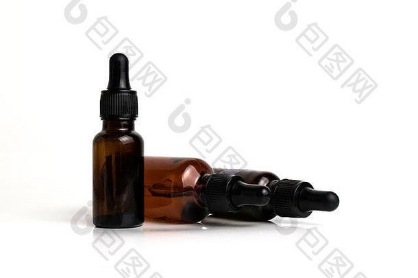 白色背景上隔离的棕色玻璃瓶，用于医疗和vape。