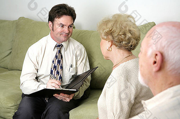 一个婚姻顾问或推销员听一对老年夫妇的谈话也可以是一个推销员