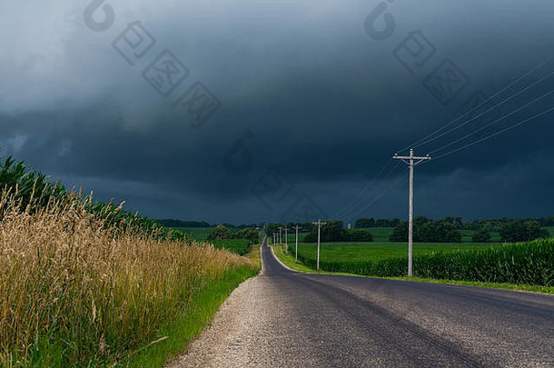 <strong>来袭</strong>的雷雨云和穿过乡村的道路。美国伊利诺伊州布瑞县