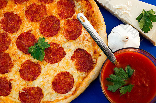 前拍摄意大利辣香肠披萨选择成分包括奶酪大蒜丁香番茄酱汁