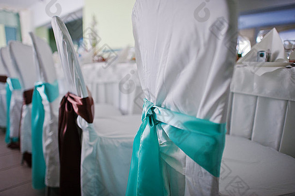 婚礼椅上的绿松石缎带