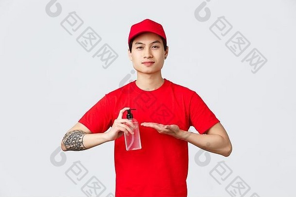 检疫安全非接触式交付在线购物概念微笑亚洲交付的家伙红色的帽t恤应用手洗手液手