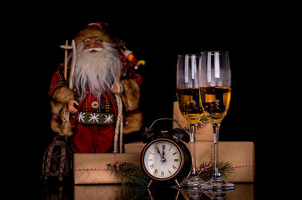 酒眼镜香槟圣诞老人老人时钟圣诞节礼物黑色的背景反射复制空间快乐圣诞节快乐