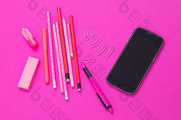 粉红色的颜色办公室必备的黑色的聪明的电话粉红色的背景断路