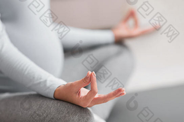 年轻孕妇在家练习瑜伽