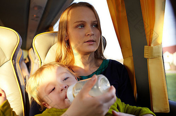 母亲和孩子在公共汽车上。