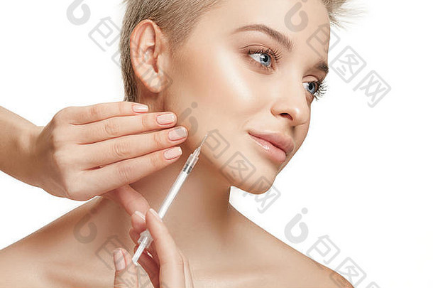 人嘴唇美容塑料手术美概念美丽的年轻的女人脸手注射器使注射