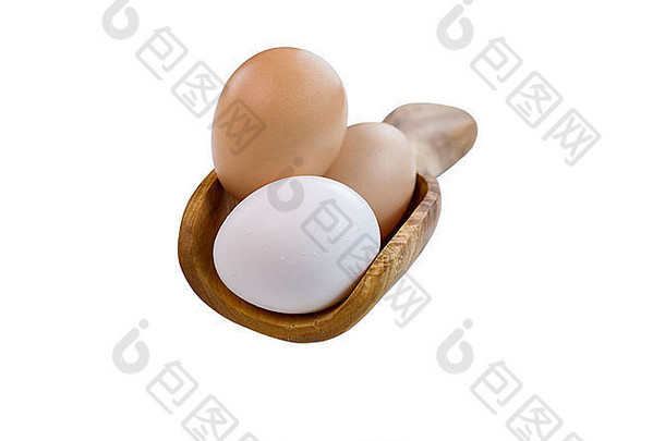 水平照片新鲜的有机鸡蛋木勺子纯白色背景