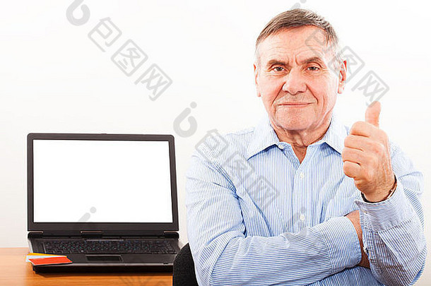 一位老人微笑着竖起大拇指的肖像。网上购物的概念