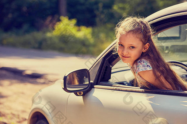 有趣的快乐享受旅行孩子女孩车窗口开放口夏天明亮的绿色自然背景特写镜头司机