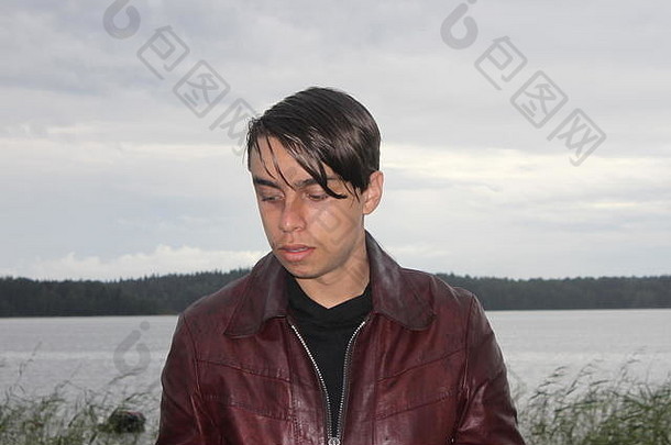 夏天，芬兰一个<strong>风雨交加</strong>的下午，一个英俊的年轻人在湖边摆姿势