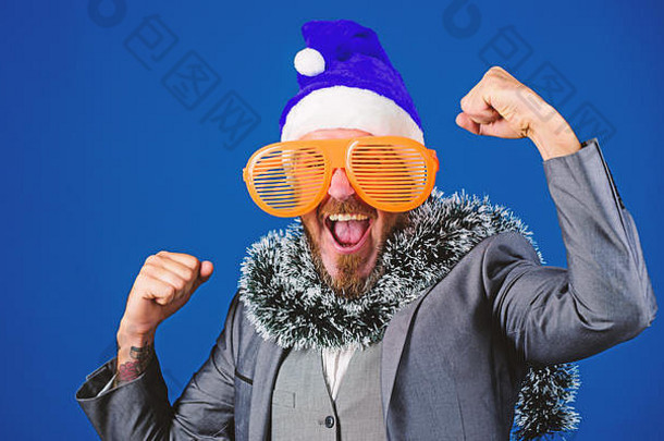 盖伊准备庆祝新年。员工会喜欢的<strong>企业</strong>派对理念。公司圣诞<strong>晚会</strong>。留着大胡子的时髦男人戴着圣诞老人帽和滑稽的太阳镜。圣诞派对组织者。