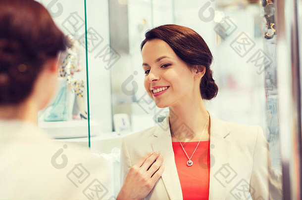 快乐女人选择期间珠宝商店