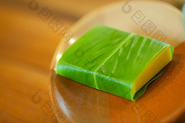 黄色的酒吧肥皂包装绿色叶坐着木肥皂菜
