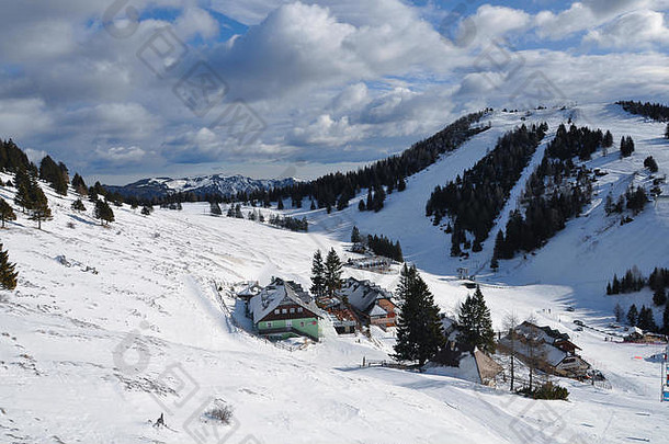 全景视图高山冬季运动滑<strong>雪</strong>度假胜地克尔瓦韦茨斯洛文尼亚户外冬天活动