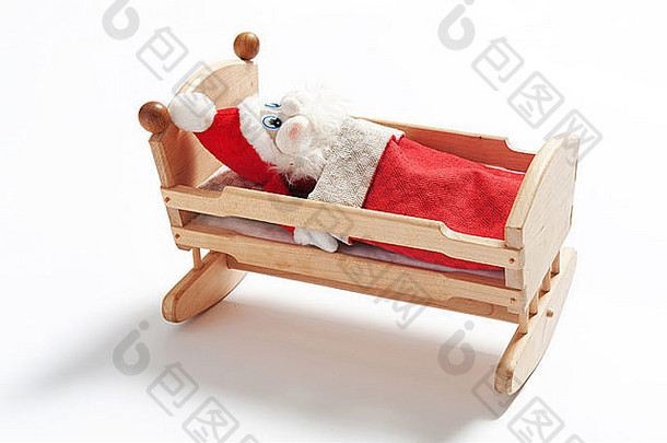 侏儒睡在白色背景上的木摇篮里