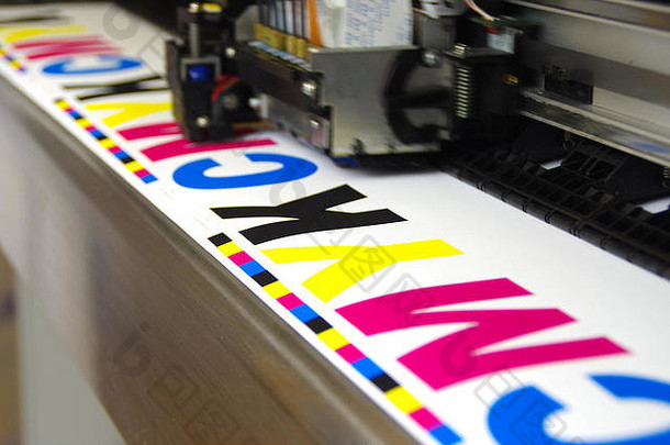 绘图仪头在白纸上打印CMYK测试。大型数码喷墨机工作。