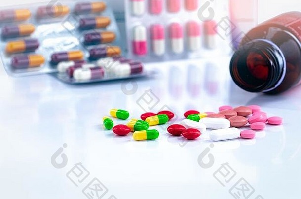 色彩斑斓的平板电脑胶囊药片模糊背景药物瓶抗生素胶囊药片制药行业背景内容