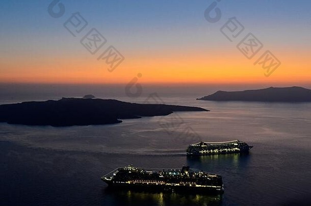 日落圣托里尼岛火山口巡航船只视图fira希腊