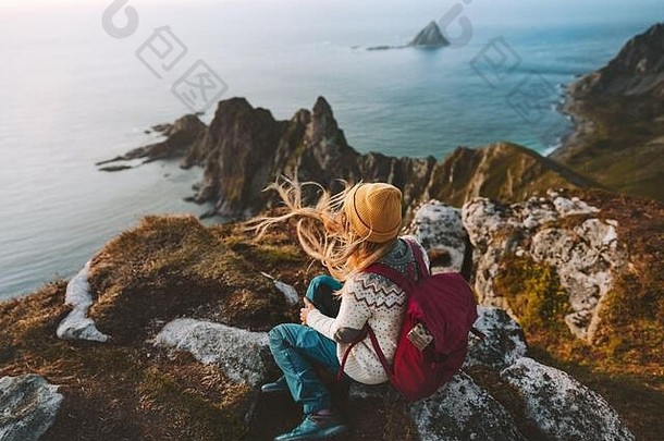 女人独自放松挪威旅行探险度假健康生活方式背包旅行维斯特兰风景岩石和海景鸟瞰