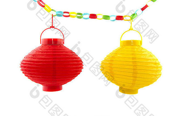 红色和黄色的纸灯笼在白色的上方隔开