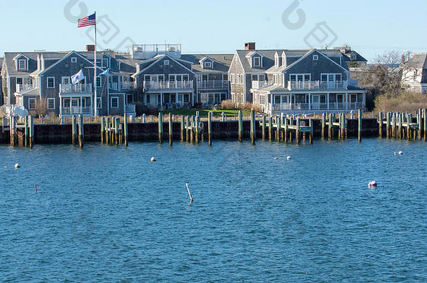 南塔基特岛是马萨诸塞州海岸附近的一个小岛，有着悠久的航海历史和造船结构。