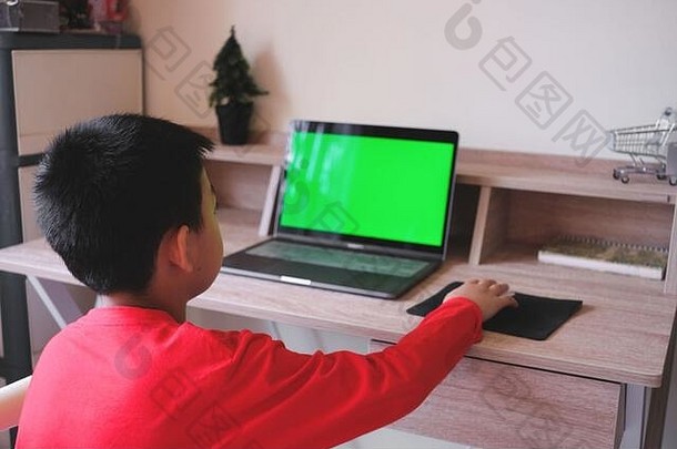 亚洲男孩保持首页冲浪互联网移动PC