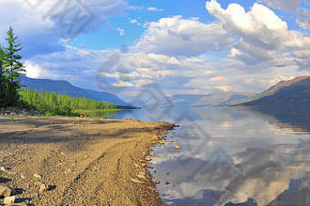 全景山湖泊putorana高原夏天景观西伯利亚湖
