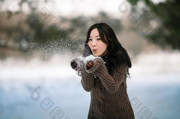 年轻的女孩毛衣吹雪雪打破了空气