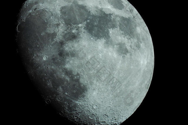 夜空中四分之三月亮的特写镜头