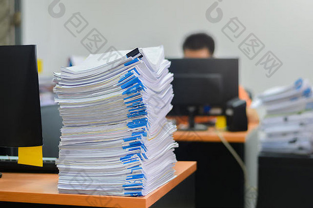 办公桌上的文件工作堆栈文件特写，业务文件计费和检查，以报告<strong>年度</strong>报告的汇<strong>总结</strong>果