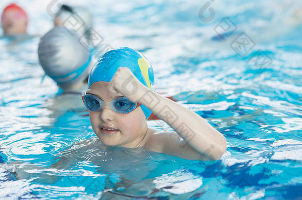 年轻成功的游泳运动员摆姿势