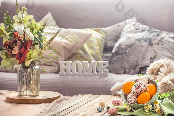 复活节早餐在一个家庭式的室内，有一瓶鲜花和木制的家书，节日的概念和家庭的舒适
