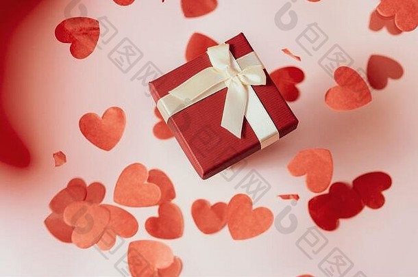 情人节贺卡上的礼物或礼品盒、纸心和五彩纸屑。