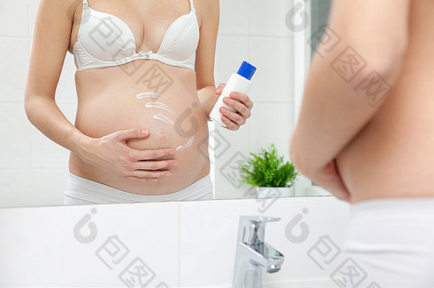 孕妇在浴室照镜子