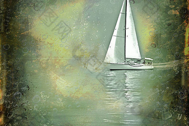 一艘孤零零的帆船，在平静的绿色水域中荡漾着涟漪，反射着像洞穴一样的粗糙纹理