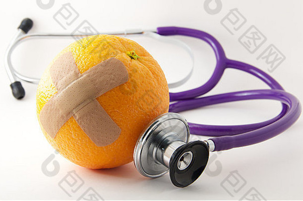 缠着绷带橙色听诊器促进健康的吃维生素