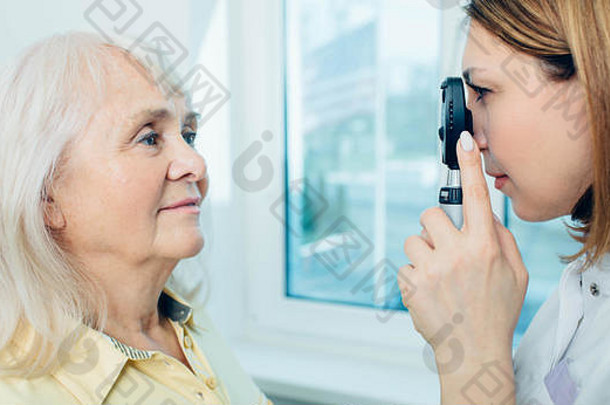 高级妇女用眼科设备做眼科检查