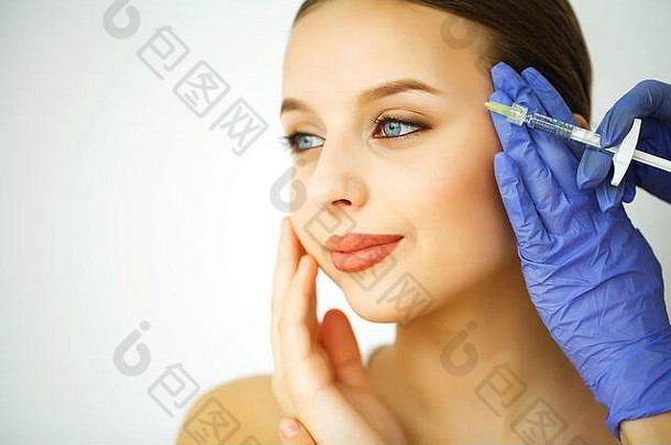 美护理肖像年轻的女人美丽的脸美容师使注射高决议