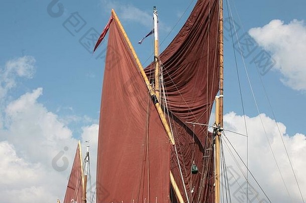 吊帆和喷水器：拉格海洋珍珠号和泰晤士河驳船艾丽斯号在雅茅斯老车夫节上等待风开始比赛