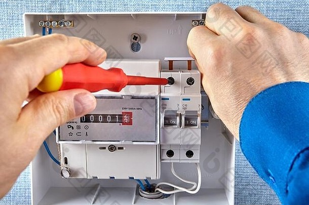 带电<strong>表</strong>或<strong>电能表</strong>和断路器的用电设备。电工自动熔断器，使用连接母线连接。