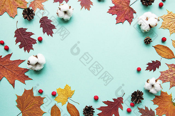 秋季作文。框架由棉花制成，淡蓝色背景上的干叶。秋天，秋天的概念。平面布局、俯视图、空间