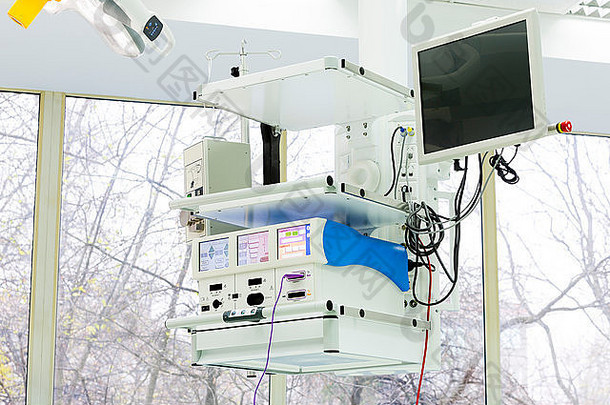 医院大楼中的手术室，配有现代化的监控设备。