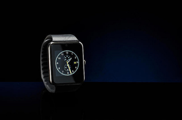 黑色现代智能手表的摄影棚拍摄。