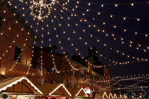 多伦多圣诞市场的三一街酒厂区灯火通明