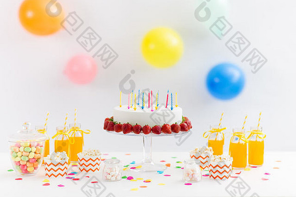 生日蛋糕、果汁、爆米花和棉花糖