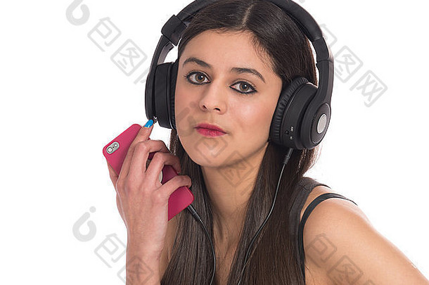年轻的女人大耳机听音乐移动电话